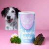 Haut, Fell und Zähne Bundle von Tierliebhaber featuring Zahnpflege Sticks and natural ingredients with a happy dog in the background.