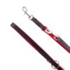 Verstellbare Hundeleine aus Leder in rot-schwarz mit Metallkarabiner.