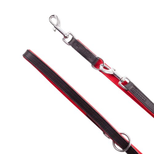 Verstellbare Hundeleine aus Leder in rot-schwarz mit Metallkarabiner.